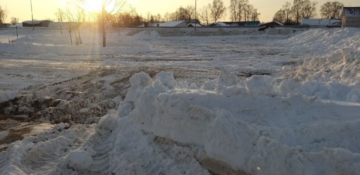 В поселке Садак очистили от снега территорию, что находится через дорогу от супермаркета «Магнит»