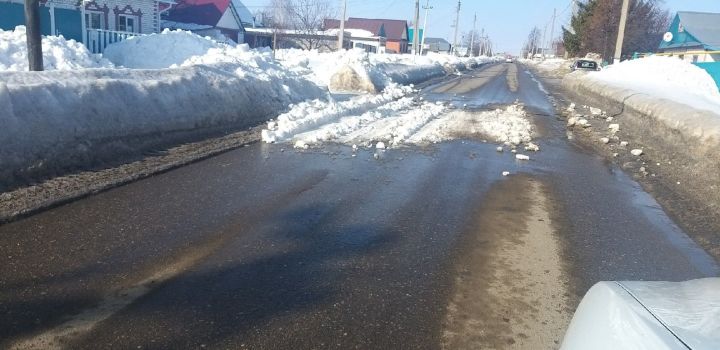 Техника "Чистого города" чистит улицы Мензелинска, после них некоторые хозяева из своих дворов выносят снег на чистую дорогу