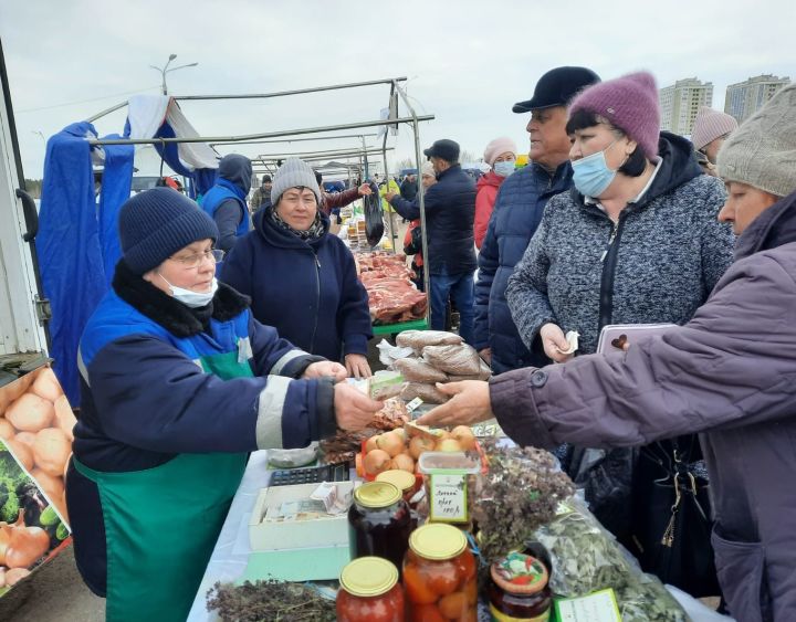 Представители Мензелинского района продолжают принимать участие в ярмарках, проводимых в Набережных Челнах