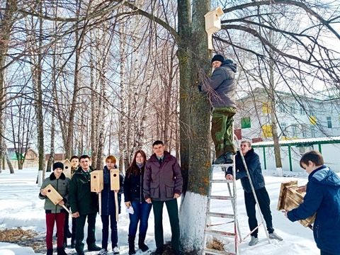 В Мензелинской школе-интернате в Международный день птиц установили скворечник