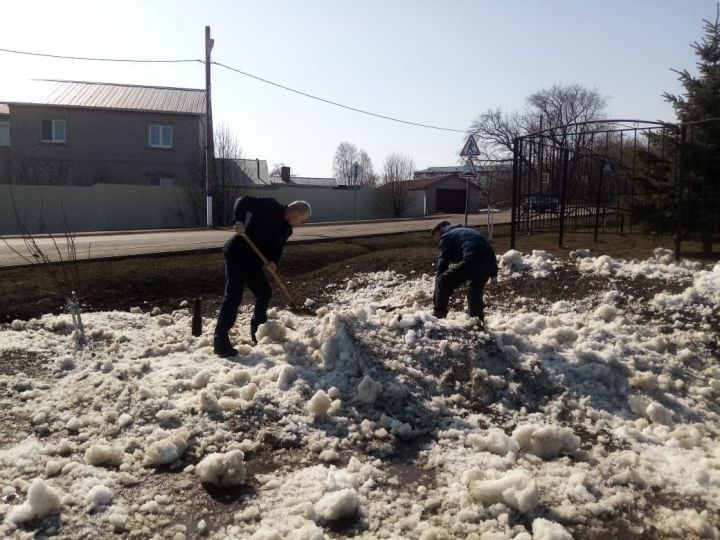 Ледовый дворец "Юность" в Мензелинске одним из первых вышел на субботник