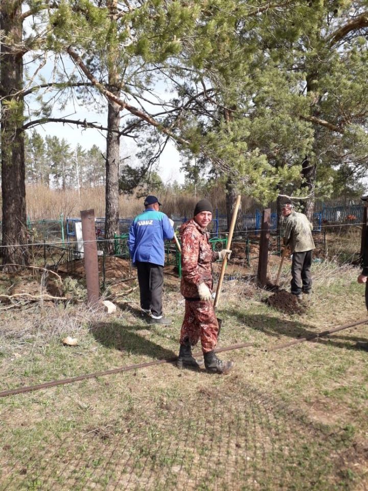 В Старом Иркеняше провели субботник по установке нового ограждения кладбища