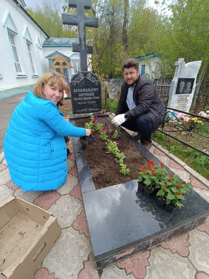 Могилу Мензелинского батюшки архимандрита Антония украсили живые цветы