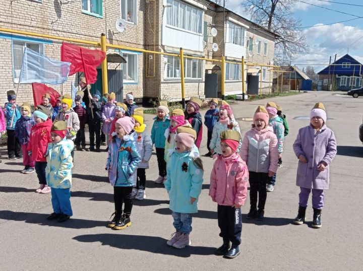 Агитбригада воспитанников Детского сада N5 "Зоренька" г.Мензелинск выступила с концертом перед пожилыми жителями своего микрорайона