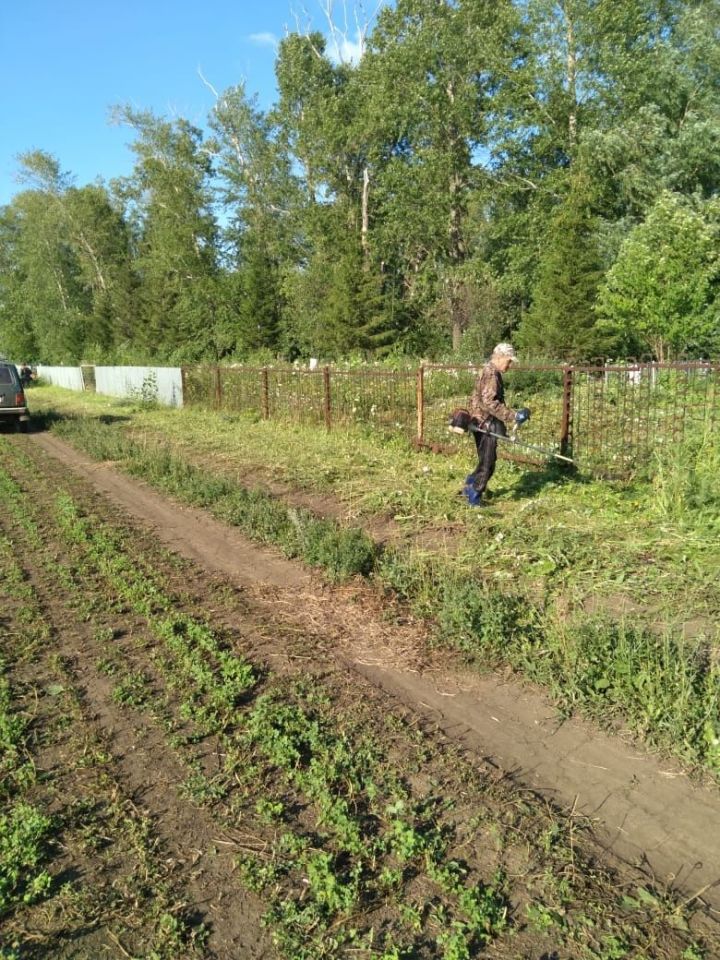 В селе Тулубаево субботники на кладбище проводятся регулярно