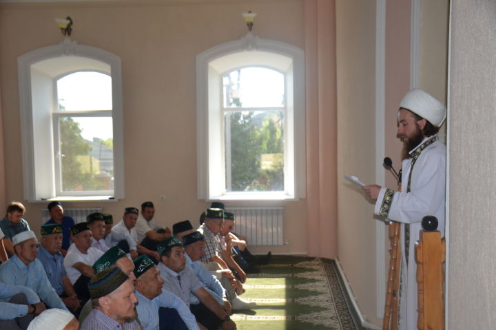 Мусульмане Мензелинска собрались в городской мечети на праздник Курбан-байрам