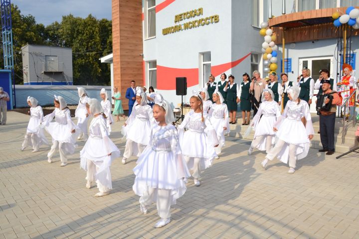 В Мензелинске свои двери распахнуло обновленное по национальному проекту здание Детской школы искусств