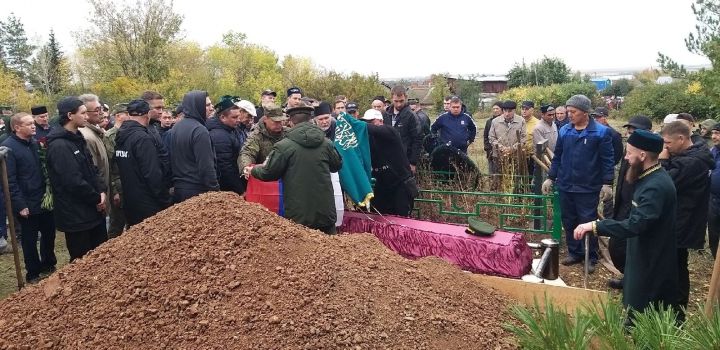 Погибшего воина проводили в последний путь с воинскими почестями