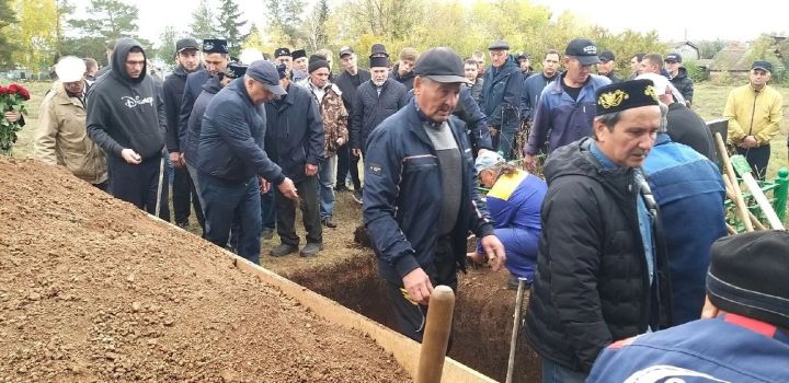 Погибшего воина проводили в последний путь с воинскими почестями