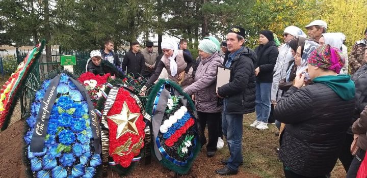 Погибшего воина проводили в последний путь с воинскими почестями