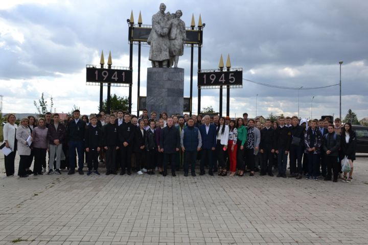 Учащиеся ссузов Мензелинска приняли участие в митинге в память о погибших в Беслане