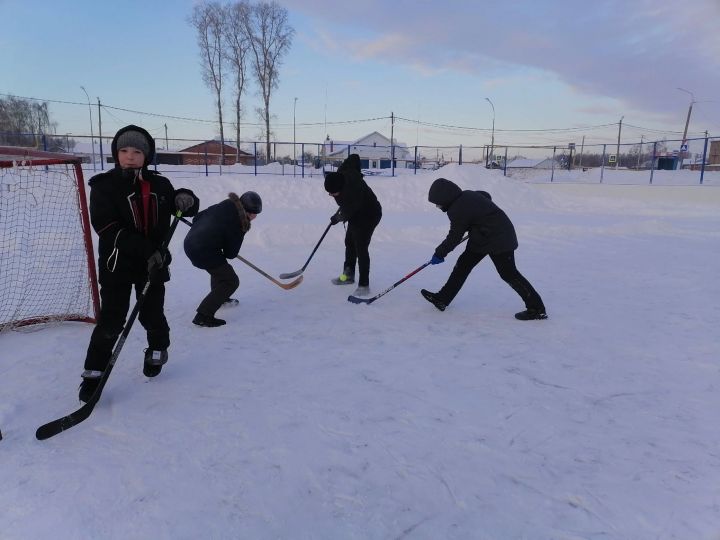 Мензелинцы играют в хоккей на катке под открытым небом