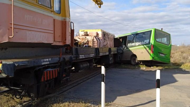 Водитель автобуса ГАЗ выехал на железнодорожный переезд на запрещающий сигнал и совершил столкновение с тепловозовом