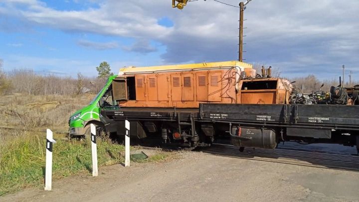 Водитель автобуса ГАЗ выехал на железнодорожный переезд на запрещающий сигнал и совершил столкновение с тепловозовом