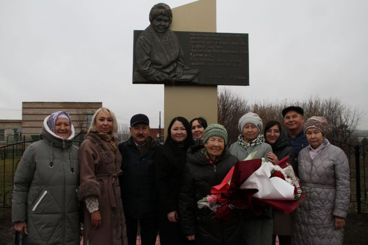 В родном селе Салисы Гараевой открыли стелу