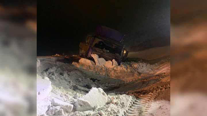 В Татарстане автоинспекторы помогли вызволить из снежного плена большегруз, угодивший в кювет