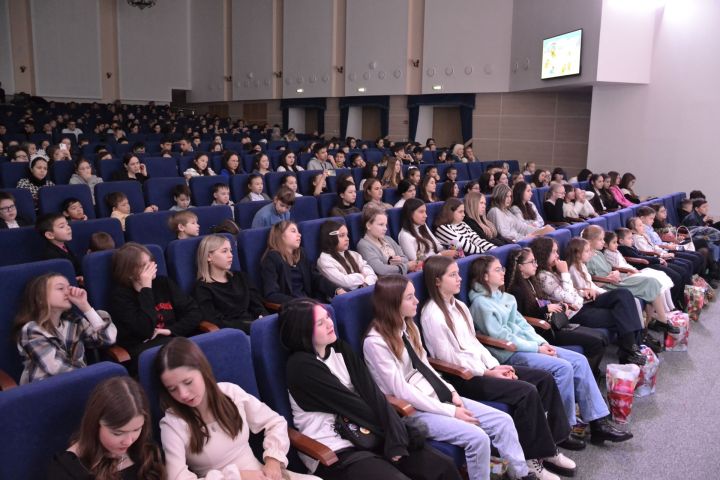 В Мензелинске поздравили отличников