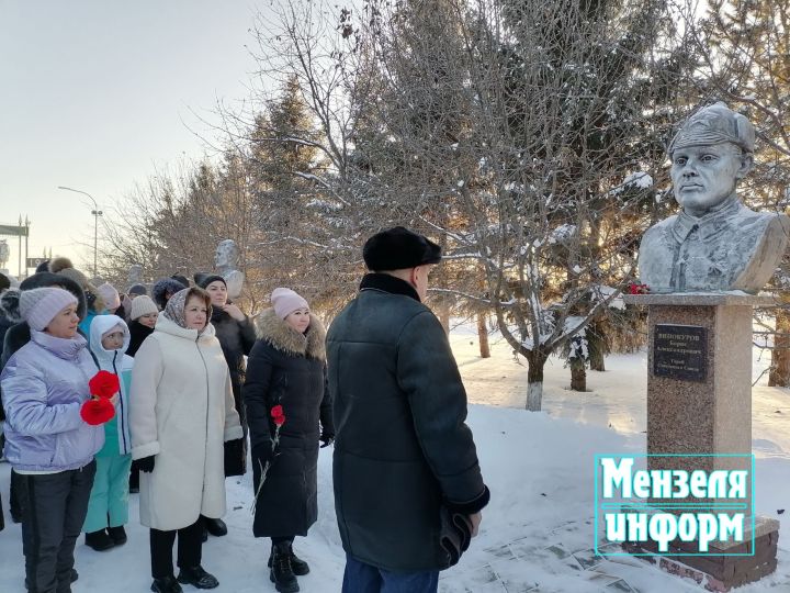 Глава района Айдар Салахов принял участие в митинге посвященном памяти героев-земляков