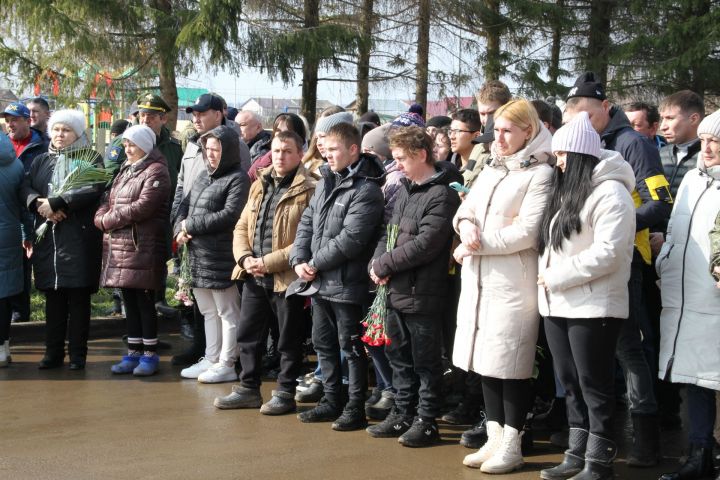 В Мензелинском районе простились с настоящим патриотом нашей Родины Артёмом Захаровым