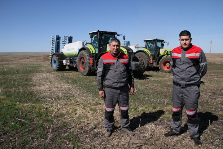 «Дуфорт» и Василий работают на мензелинских полях