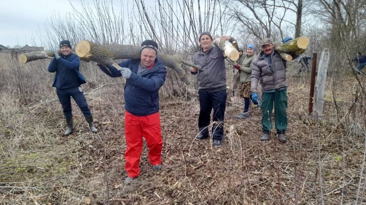 На кладбище деревни Куяново коллективными усилиями провели субботник