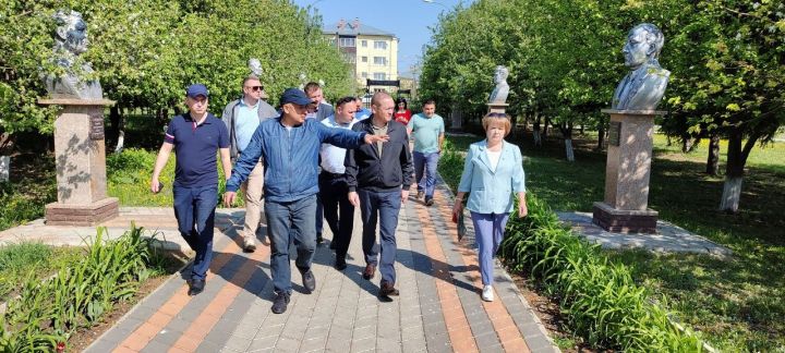 Парков становится больше, для их содержания привозят технику