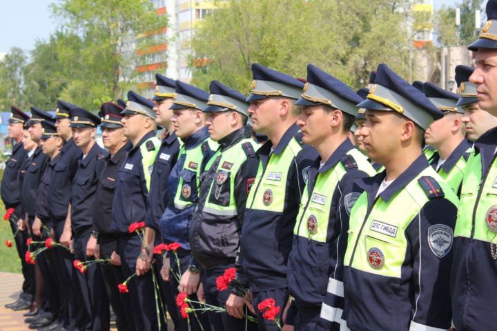 В Татарстане почтили память сотрудников Госавтоинспекции, погибших при исполнении служебного долга