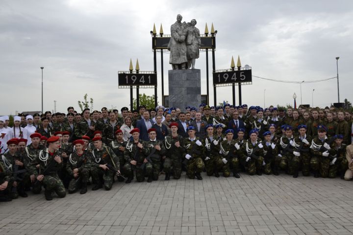 В Мензелинске состоялся митинг с участием молодежи в честь 78-летия Великой Победы