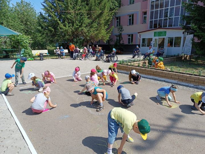 В доме-интернате для престарелых и инвалидов дети показали интересную развлекательно-игровую программу