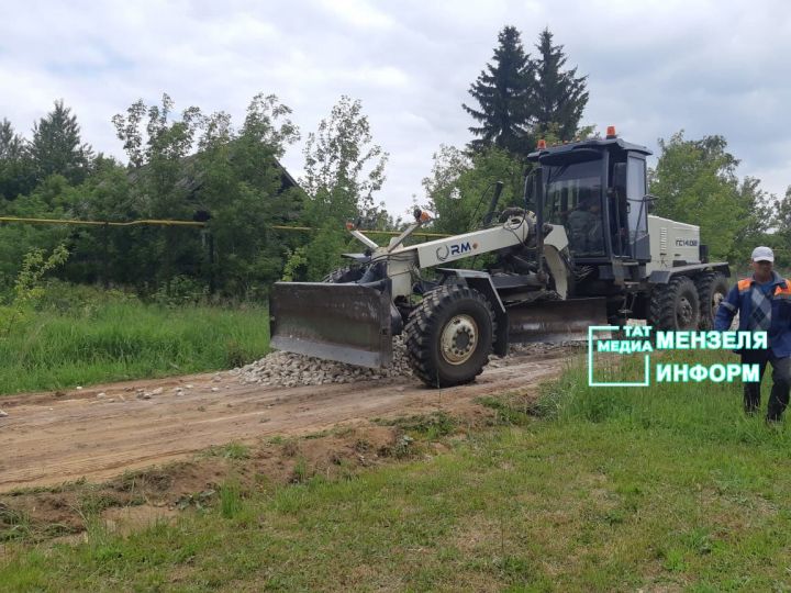 Перед Праздником села на улице деревни Куяново настелили щебенку