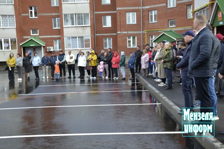 В Мензелинске в торжественной обстановке открыли двор на три многоквартирных дома