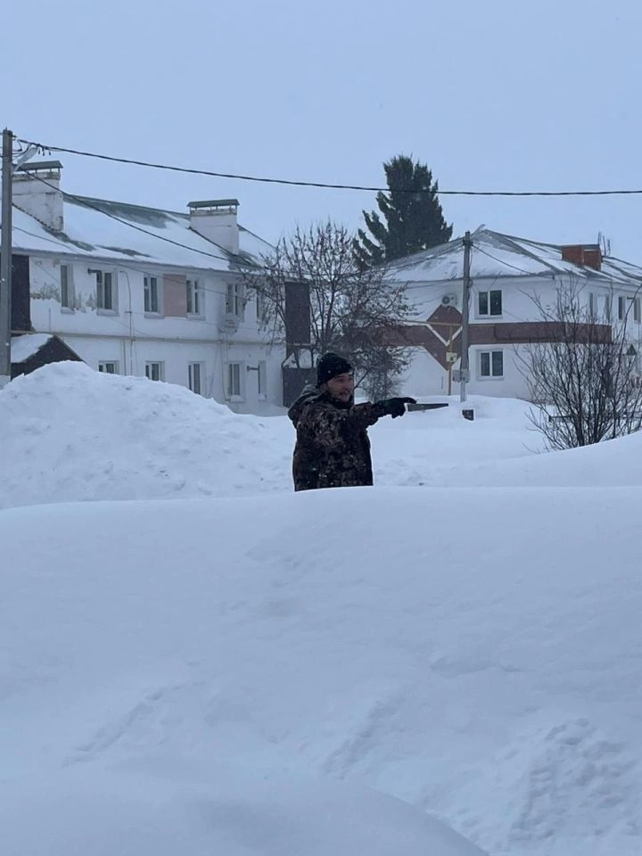 Мензелинцы коллективно убрали снег в своем дворе