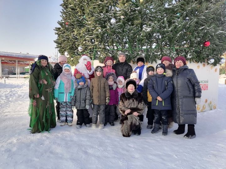 Дети и родители, загадывая желания, зажгли Рождественскую звезду