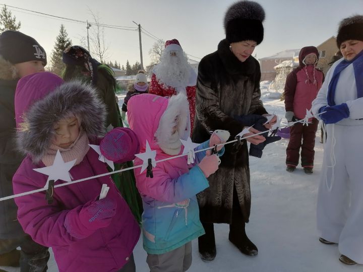 Дети и родители, загадывая желания, зажгли Рождественскую звезду