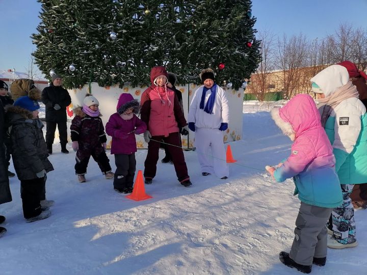 Дети и родители, загадывая желания, зажгли Рождественскую звезду