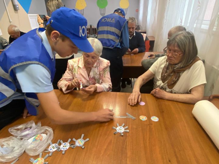 В Мензелинске дети рассказали пожилым основные правила безопасного поведения на дороге