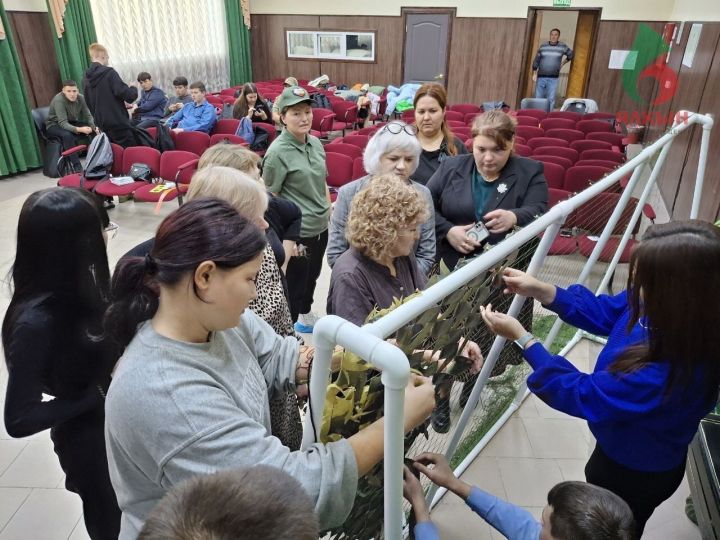 В Мензелинском сельскохозяйственном техникуме волонтеры показали мастер-класс по плетению маскировочных сетей и фасовке чая