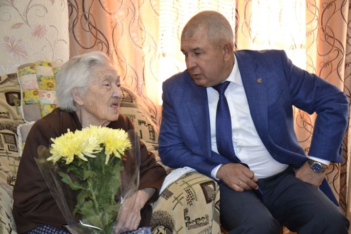 Глава района поздравил 100-летнюю жительницу Мензелинска с Днем пожилого человека