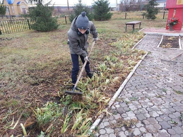 Воспитанники школы-интерната навели порядок у памятника в деревне Холодный Ключ