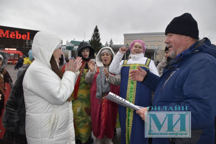 «Минзәлә-информ» филиалы ярминкәдә сату итүчеләрне дүрт номинациядә подписка белән бүләкләде