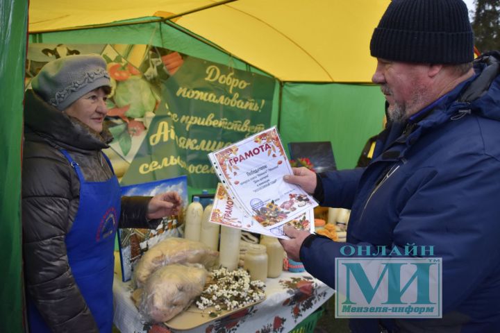 «Минзәлә-информ» филиалы ярминкәдә сату итүчеләрне дүрт номинациядә подписка белән бүләкләде