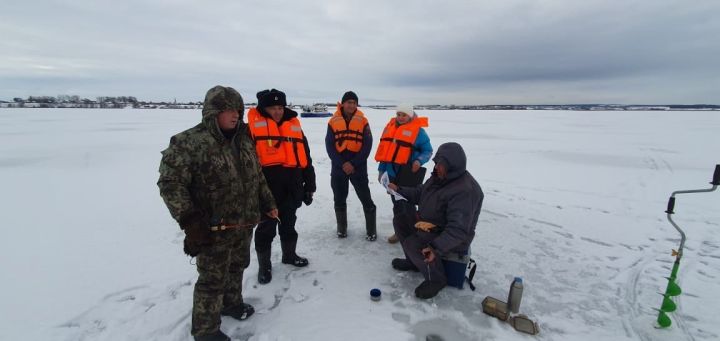 В Мензелинском районе продолжаются рейды на льду