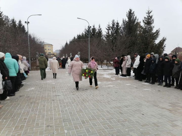 В парке Победы Мензелинска прошел митинг, посвященный Дню Героев Отечества