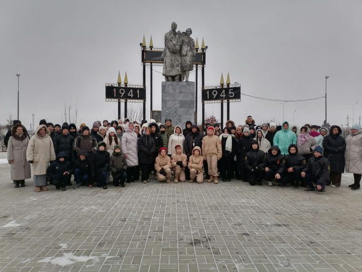 Минзәләдәге Җиңү паркында Ватан Геройлары көненә багышланган митинг узды