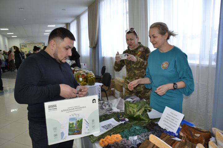 В Мензелинске проходит ярмарка в поддержку бойцов СВО