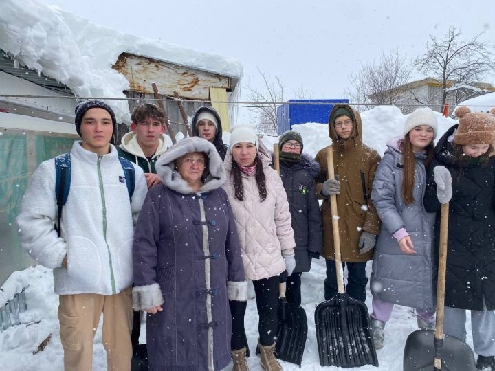 Волонтеры города Мензелинска помогают пожилым и семьям мобилизованных в очистке снега