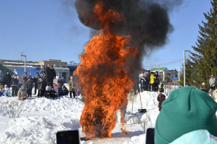 Мензелинцы весело отпраздновали Масленицу