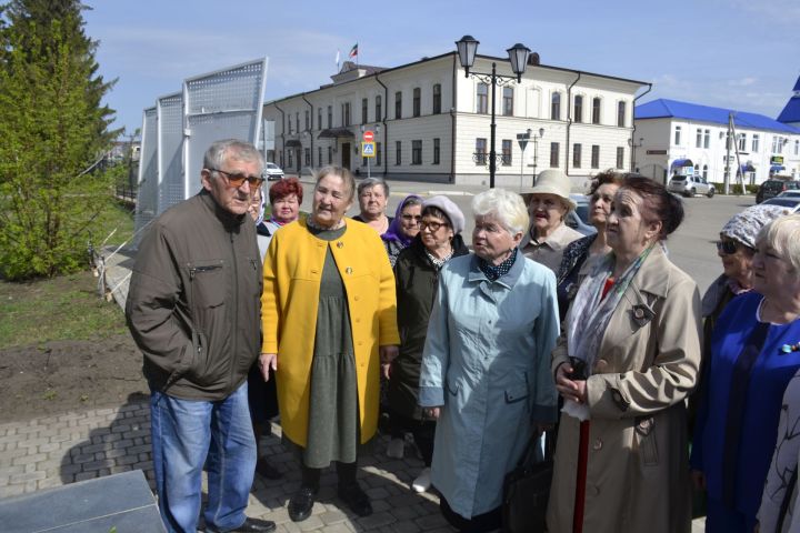 В Мензелинске состоялось возложение цветов к памятнику Владимиру Ленину