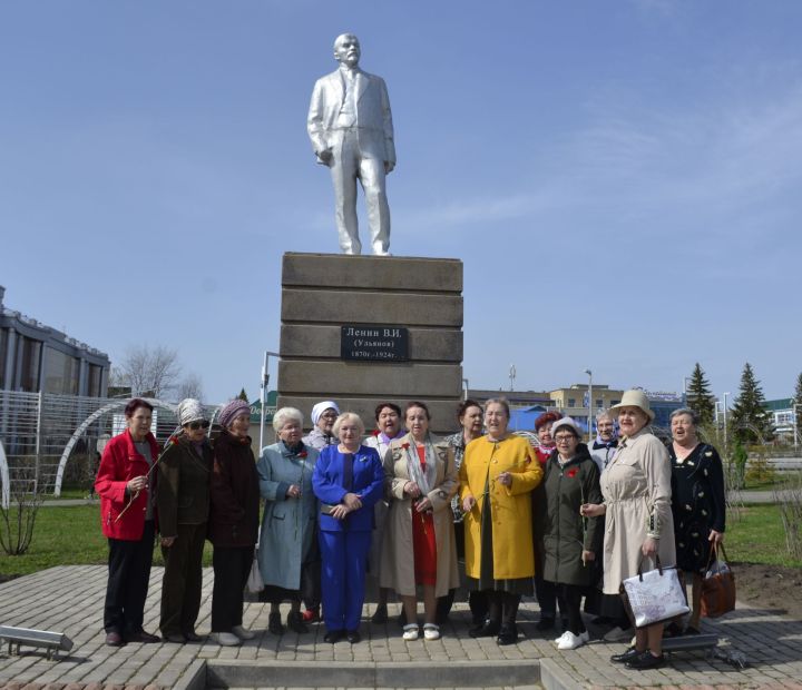 В Мензелинске состоялось возложение цветов к памятнику Владимиру Ленину