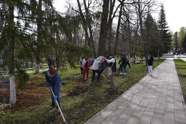 В парке имени Ленина города Мензелинска прошел общегородской субботник